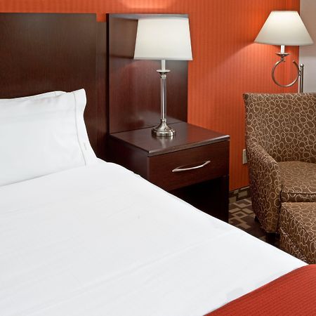 Holiday Inn Express Maspeth By Ihg New York Ngoại thất bức ảnh