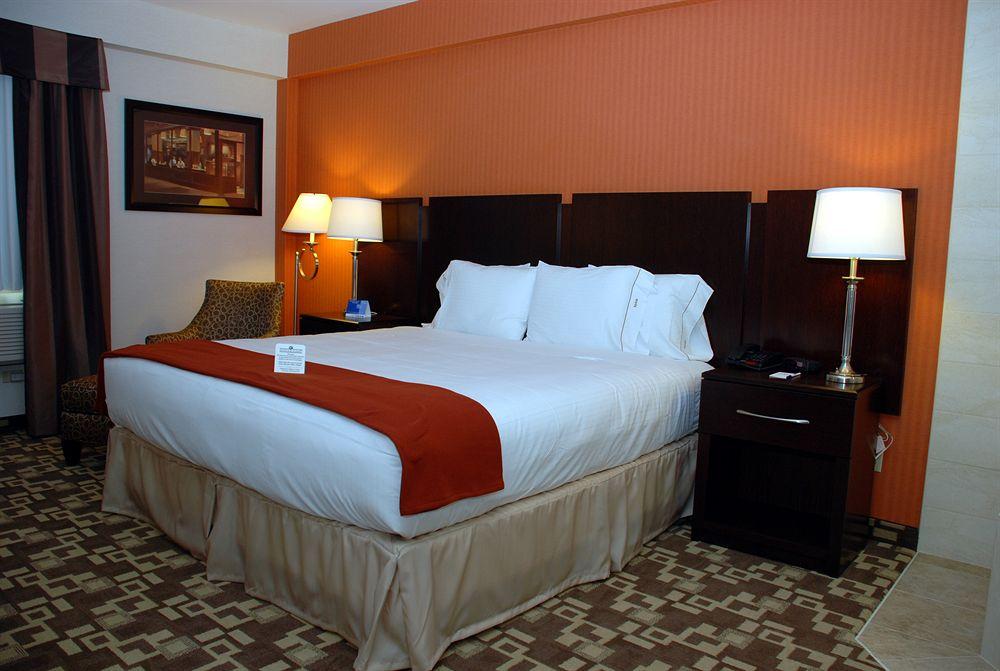 Holiday Inn Express Maspeth By Ihg New York Ngoại thất bức ảnh