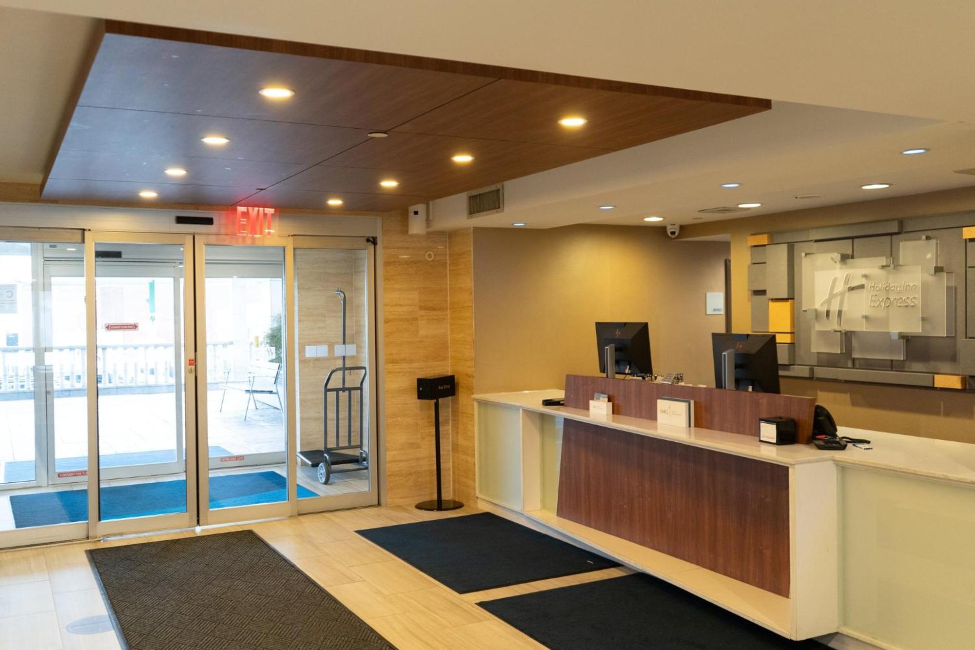 Holiday Inn Express Maspeth By Ihg New York Ngoại thất bức ảnh