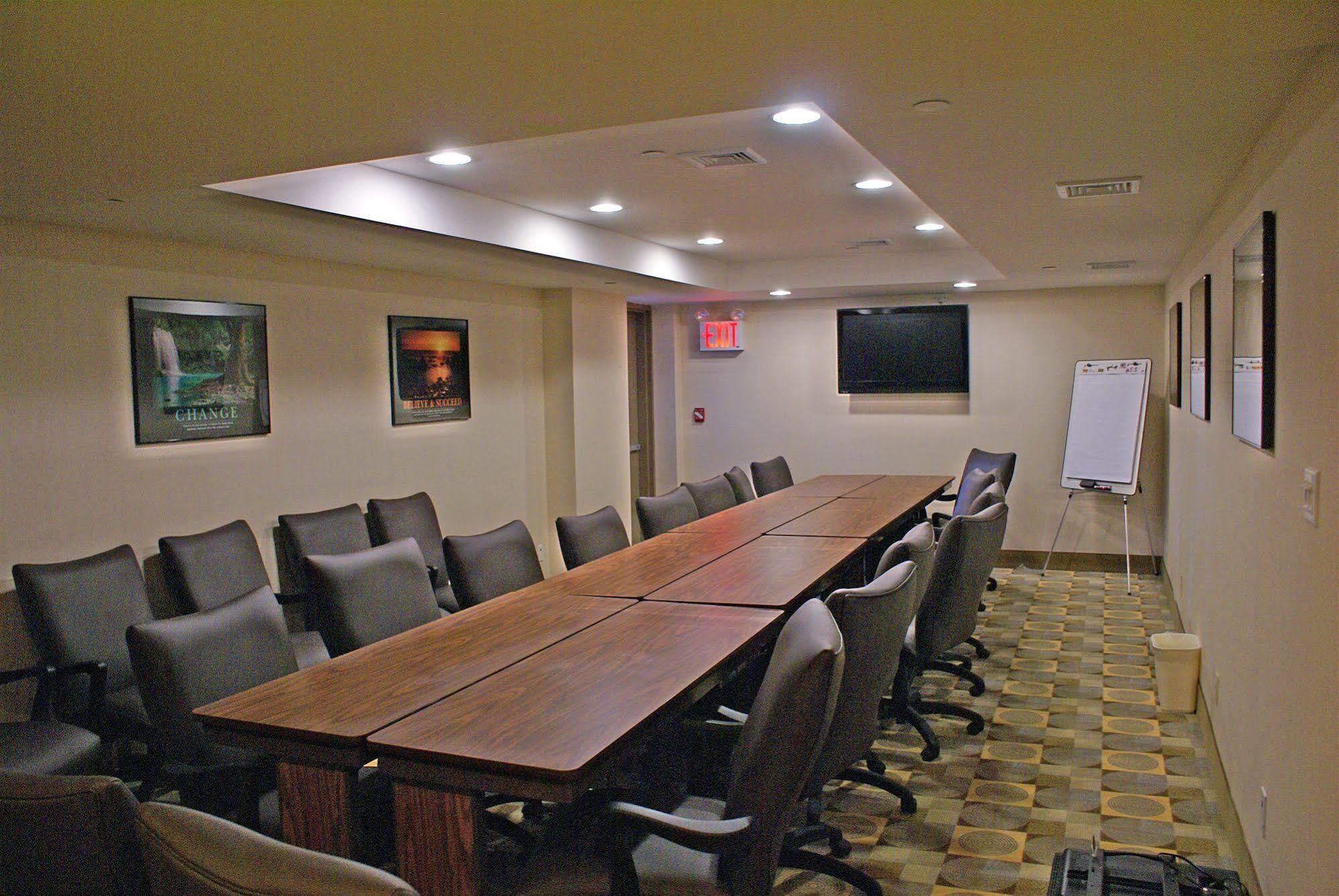 Holiday Inn Express Maspeth By Ihg New York Ngoại thất bức ảnh